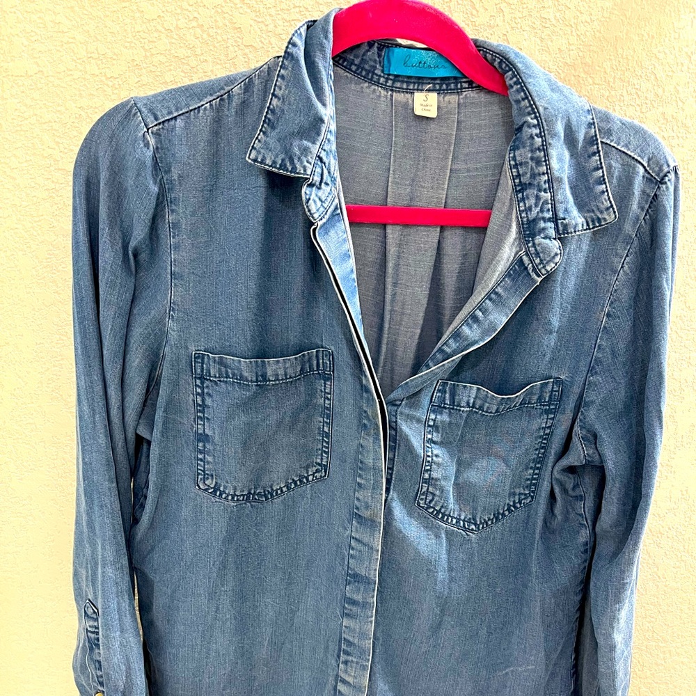 Cute long-sleeved jean shirt. Looks good with leggings. Cute slit on the back.